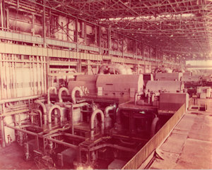 Hala maszyn tzw. maszynownia. Turbiny i generatory
