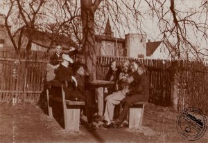 Jaworzno, zbieg ulicy Białej i Sądowej (obecnie) - kwiecień 1930 r. W głębi szyb 'Antoni'. 