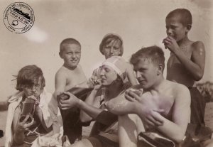 Szczakowa, lipiec 1930 r. Z lewej na górze Tadek Wajda, z prawej na górze Jasek Frachhandler.