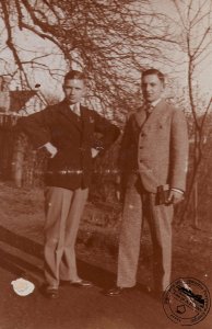 Jaworzno, zbieg ulicy Białej i Sądowej (obecnie) - kwiecień 1930 r. W głębi szyb 'Antoni'. Na zdjęciu Olek i Staszek Wajda.